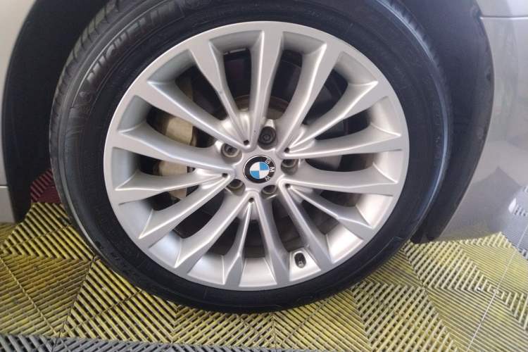 Used BMW 5 Series 2018 Revised Version 530Li Leading Edition Luxury Package Right Front Wheel Hub