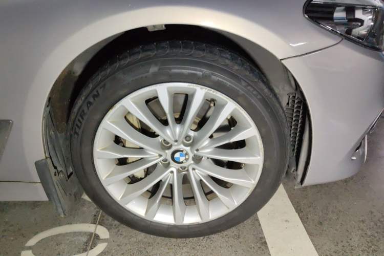 Used BMW 5 Series 2018 Revised Version 530Li Leading Edition Luxury Package Right Front Wheel Hub