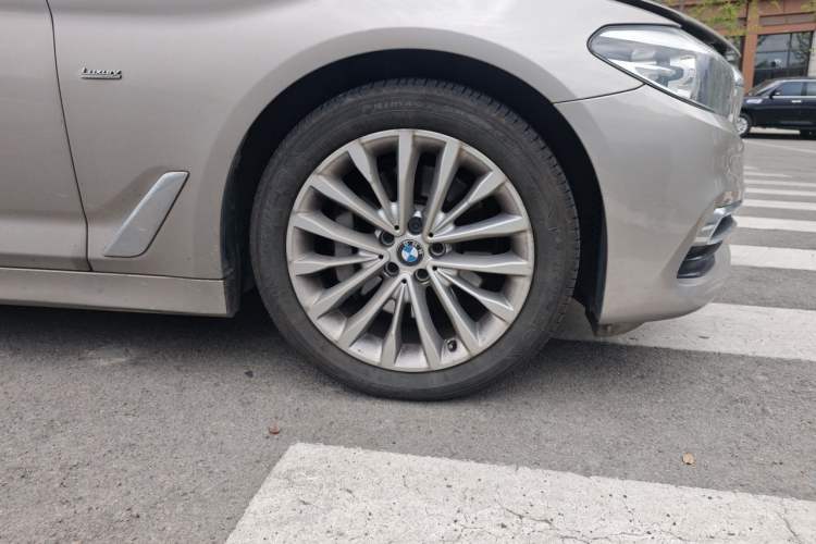Used BMW 5 Series 2018 Revised Version 530Li Leading Edition Luxury Package Right Front Wheel Hub