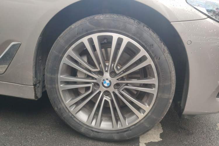 Used BMW 5 Series 2018 Facelifted 530Li Luxury Edition Premium Package Right Front Wheel Hub