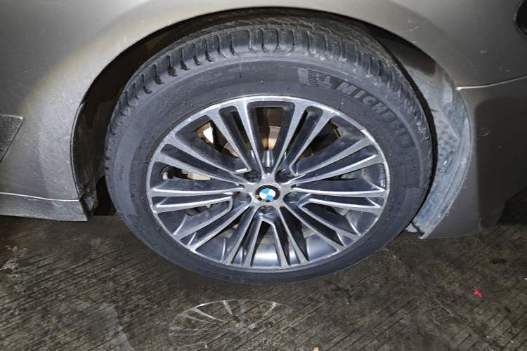 Used BMW 5 Series 2018 Facelifted 530Li Luxury Edition Premium Package Right Front Wheel Hub