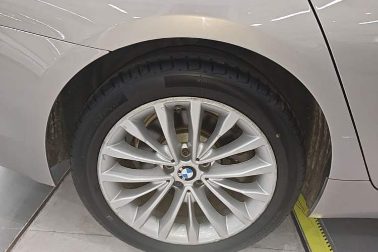 Used BMW 5 Series 2018 530Li Leading Edition Luxury Package Right Rear Wheel Hub