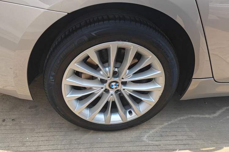 Used BMW 5 Series 2018 Revised Version 530Li Leading Edition Luxury Package Right Rear Wheel Hub