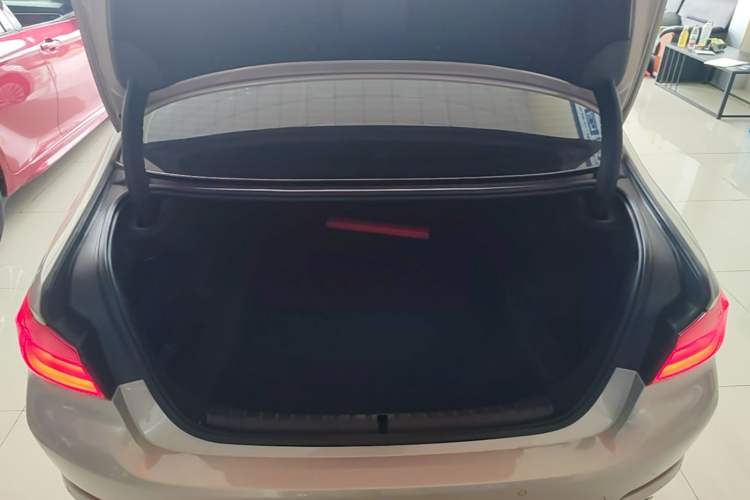 Used BMW 5 Series 2018 525Li Luxury Package Trunk