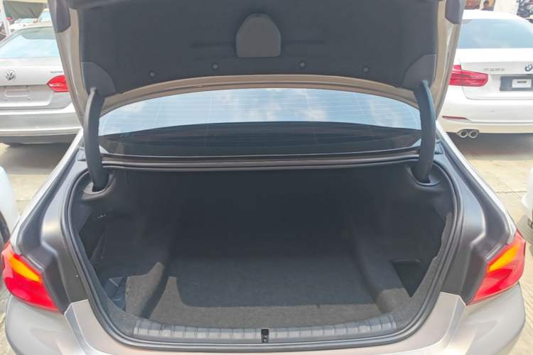 Used BMW 5 Series 2018 Revised Version 530Li Leading Edition Luxury Package Trunk