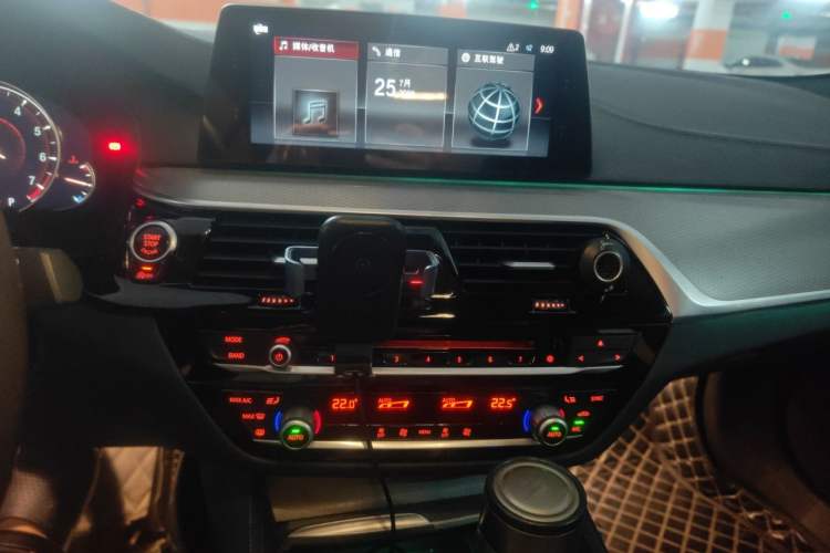 Used BMW 5 Series 2018 525i M Sport Package Audio And AC Panel
