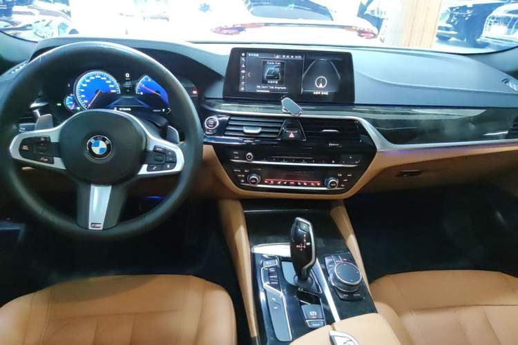 Used BMW 5 Series 2018 530Li Luxury Edition M Sport Package Audio And AC Panel