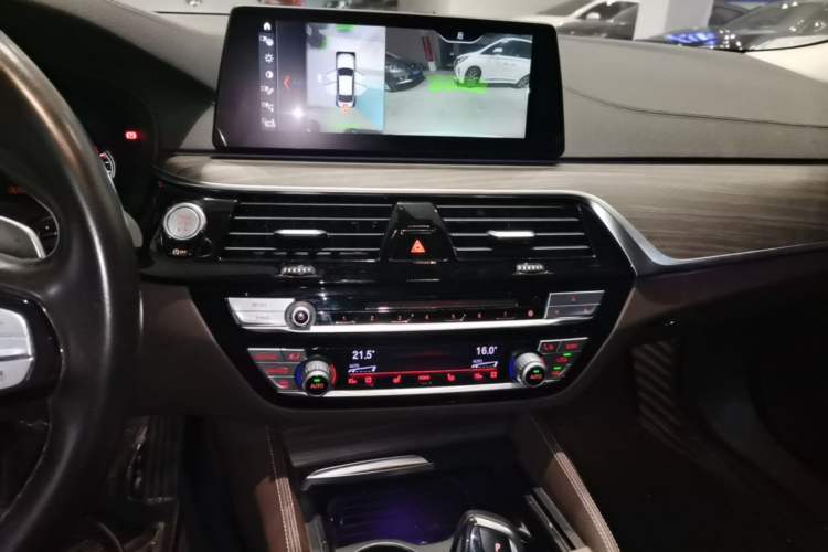 Used BMW 5 Series 2018 Facelifted 530Li Luxury Edition Premium Package Audio And AC Panel