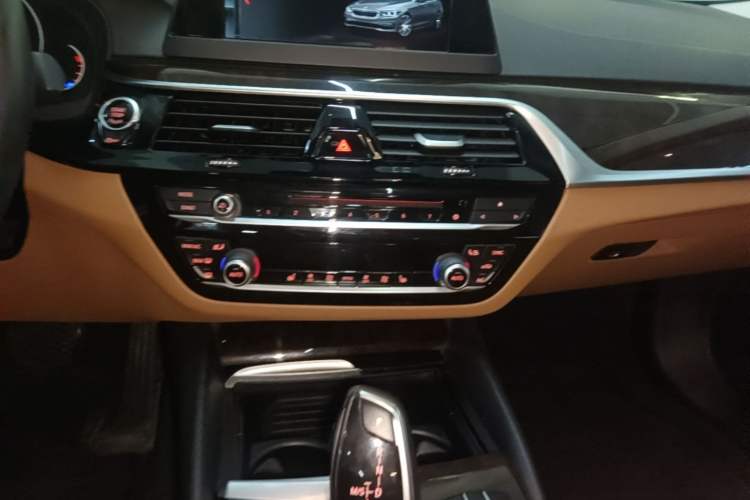 Used BMW 5 Series 2018 528Li Launch Special Edition Audio And AC Panel