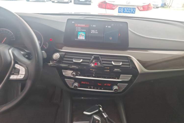 Used BMW 5 Series 2018 525Li Luxury Package Audio And AC Panel