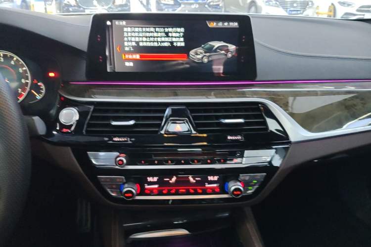 Used BMW 5 Series 2018 530Li Luxury Edition M Sport Package Audio And AC Panel