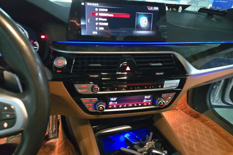Used BMW 5 Series 2018 530Li Luxury Edition M Sport Package Audio And AC Panel