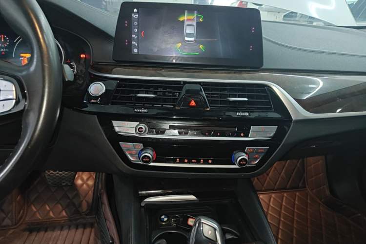 Used BMW 5 Series 2018 525Li Luxury Package Audio And AC Panel