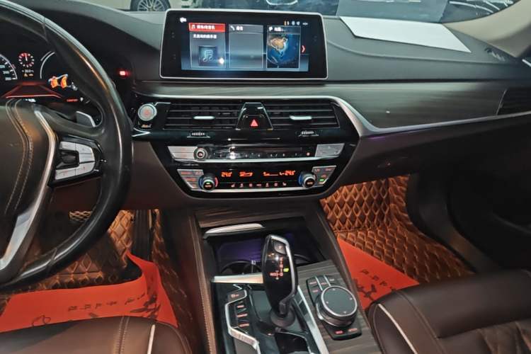 Used BMW 5 Series 2018 Revised Version 530Li Leading Edition Luxury Package Audio And AC Panel