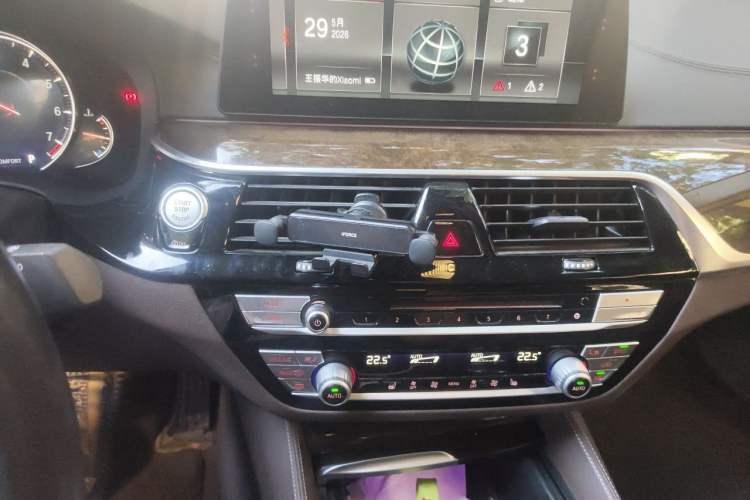 Used BMW 5 Series 2018 525Li Luxury Package Audio And AC Panel
