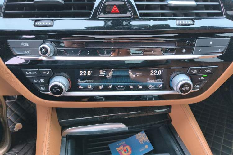 Used BMW 5 Series 2018 530Li Luxury Edition M Sport Package Audio And AC Panel