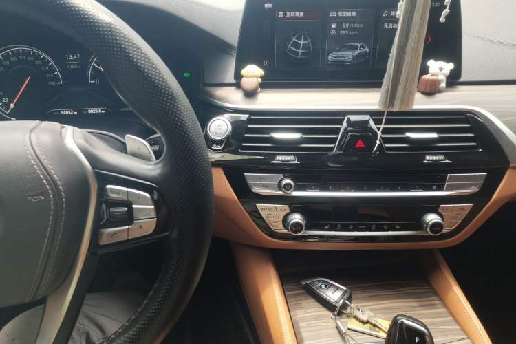 Used BMW 5 Series 2018 Revised Version 530Li Leading Edition Luxury Package Audio And AC Panel