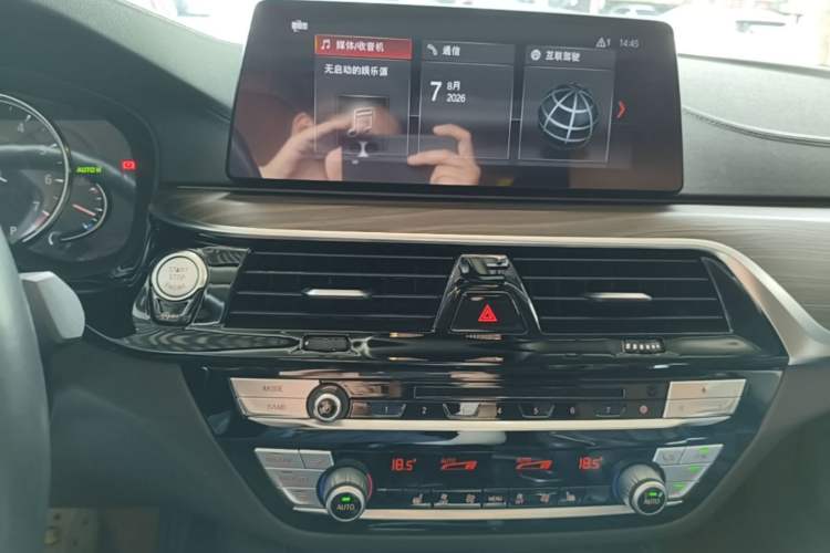 Used BMW 5 Series 2018 Revised Version 530Li Leading Edition Luxury Package Audio And AC Panel