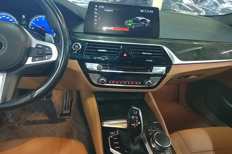 Used BMW 5 Series 2018 530Li Luxury Edition M Sport Package Audio And AC Panel