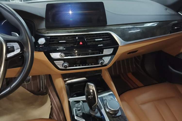 Used BMW 5 Series 2018 Restyled 530Li Leading Edition M Sport Package Audio And AC Panel