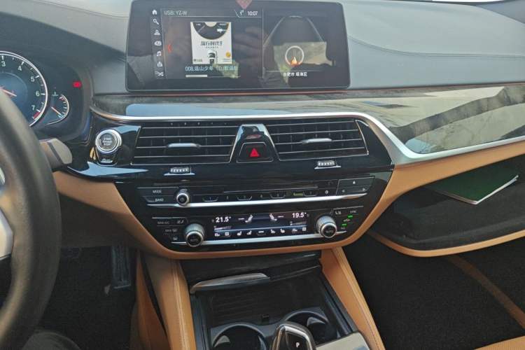 Used BMW 5 Series 2018 530Li Luxury Edition M Sport Package Audio And AC Panel