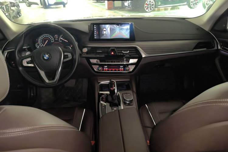 Used BMW 5 Series 2018 Facelifted 530Li Luxury Edition Premium Package Center Console