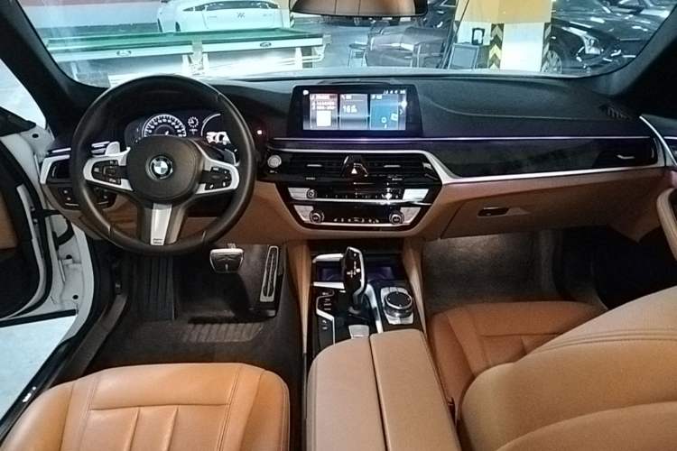 Used BMW 5 Series 2018 Restyled 530Li Leading Edition M Sport Package Center Console