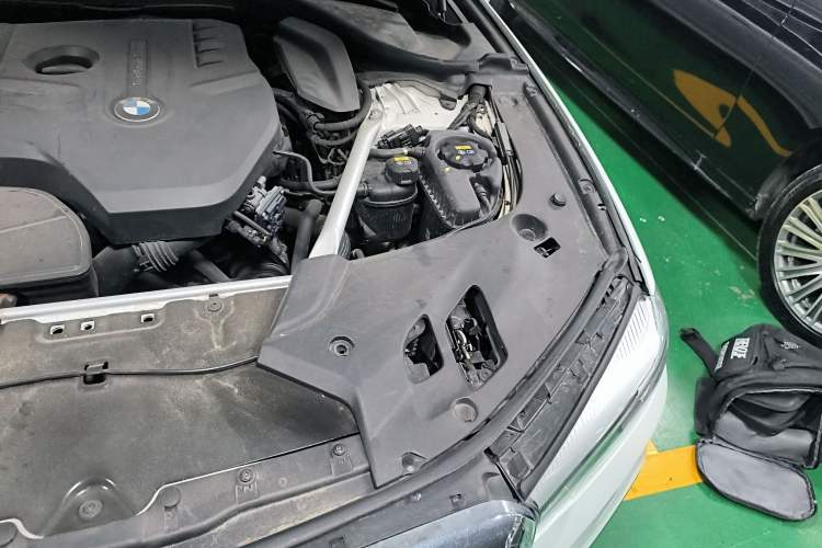 Used BMW 5 Series 2018 525Li M Sport Package Engine Bay Left