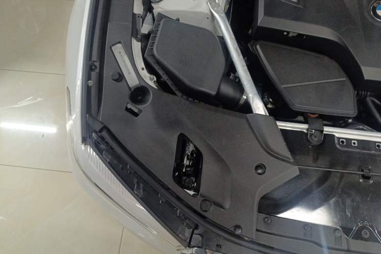 Used BMW 5 Series 2018 525Li Luxury Package Engine Bay Right