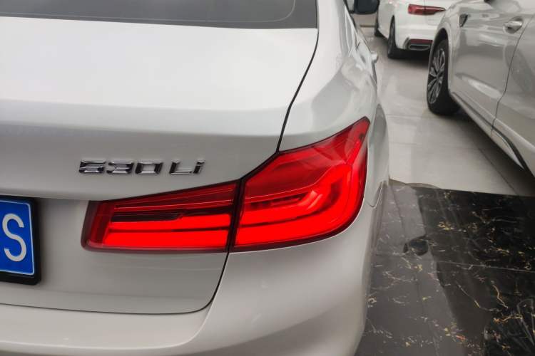 Used BMW 5 Series 2018 Restyled 530Li Leading Edition M Sport Package Exterior 3