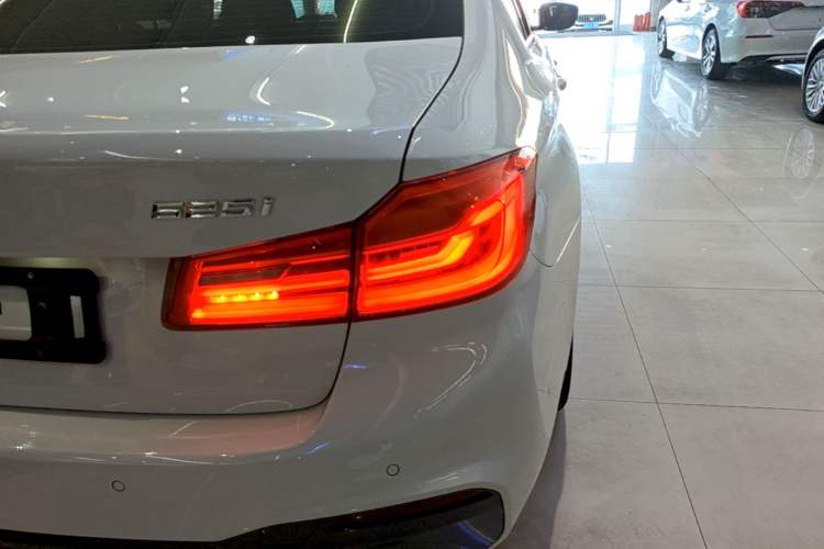 Used BMW 5 Series 2018 525i M Sport Package Exterior 3