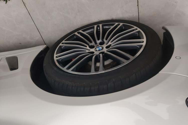 Used BMW 5 Series 2018 Restyled 530Li Leading Edition M Sport Package Exterior 4