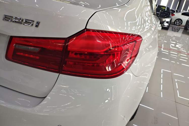 Used BMW 5 Series 2018 525i M Sport Package Exterior 6
