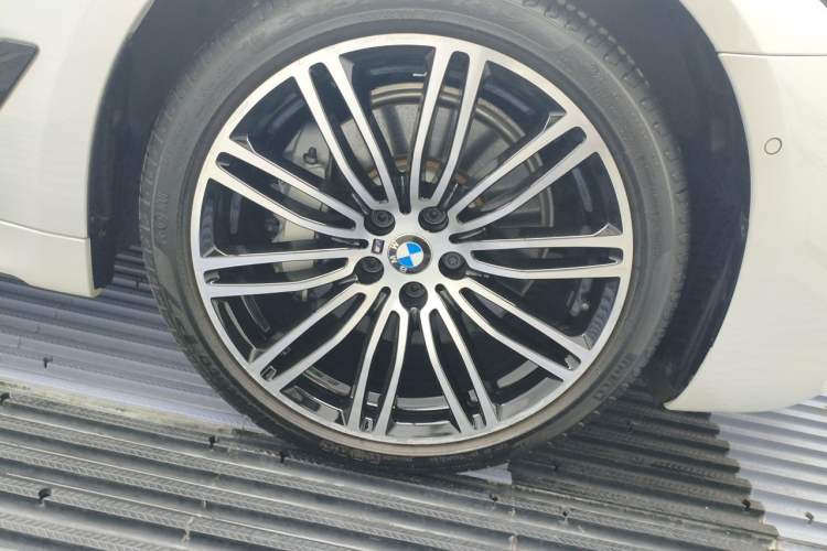Used BMW 5 Series 2018 Restyled 530Li Luxury Edition M Sport Package Exterior 7