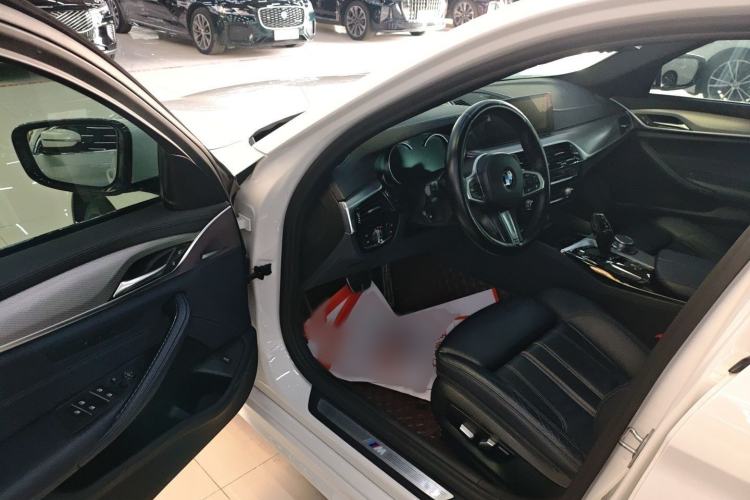 Used BMW 5 Series 2018 525i M Sport Package Interior 3