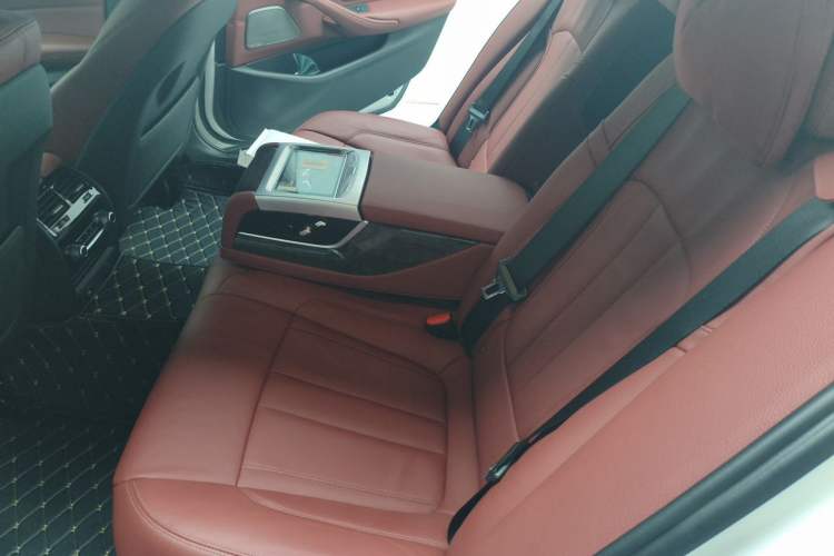 Used BMW 5 Series 2018 Restyled 530Li Luxury Edition M Sport Package Interior 4