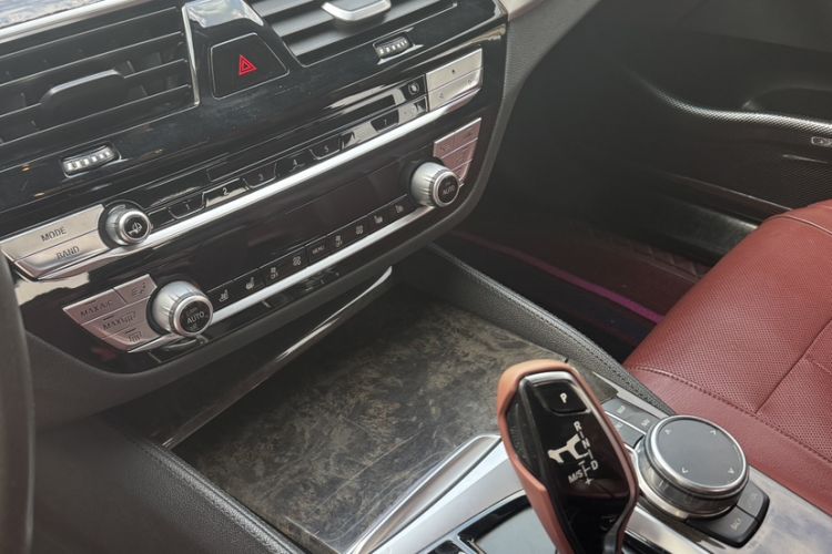 Used BMW 5 Series 2018 Facelifted 530Li xDrive M Sport Package Interior 4