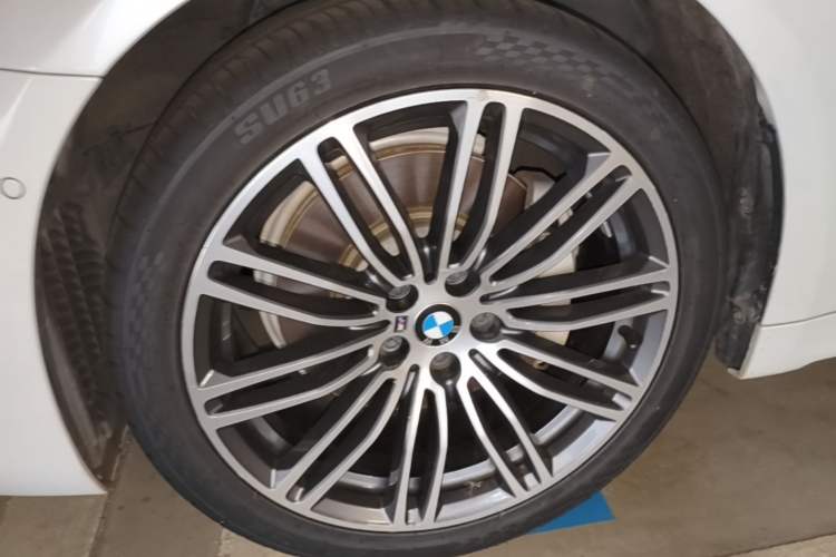 Used BMW 5 Series 2018 Restyled 530Li Leading Edition M Sport Package Left Front Wheel Hub