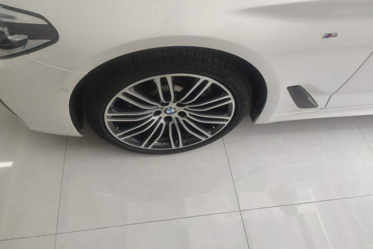 Used BMW 5 Series 2018 Restyled 530Li Leading Edition M Sport Package Left Front Wheel Hub