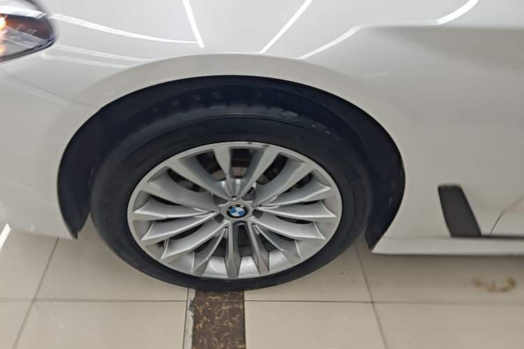 Used BMW 5 Series 2018 Revised Version 530Li Leading Edition Luxury Package Left Front Wheel Hub