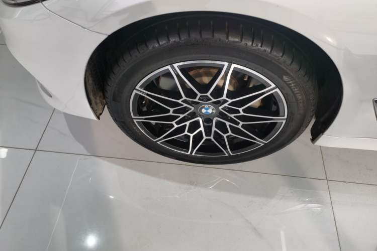 Used BMW 5 Series 2018 Revised Version 530Li Leading Edition Luxury Package Left Front Wheel Hub