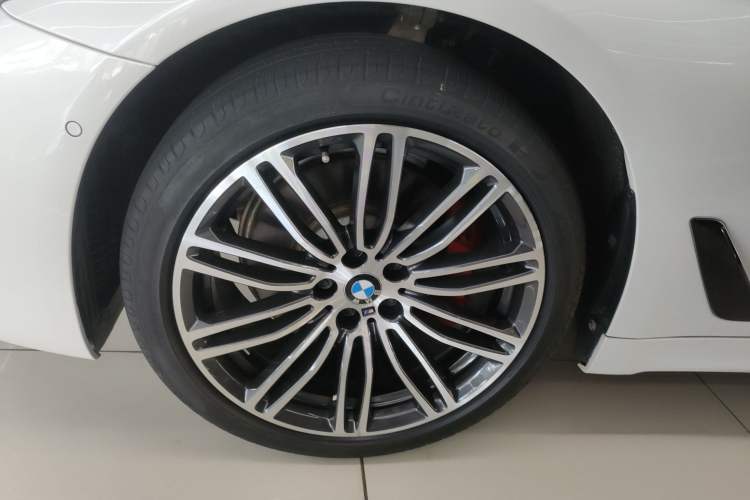 Used BMW 5 Series 2018 Restyled 530Li Leading Edition M Sport Package Left Front Wheel Hub
