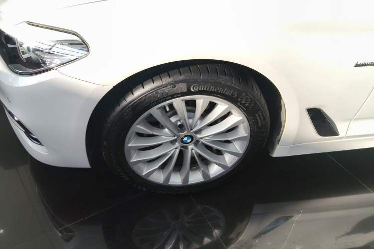 Used BMW 5 Series 2018 Revised Version 530Li Leading Edition Luxury Package Left Front Wheel Hub
