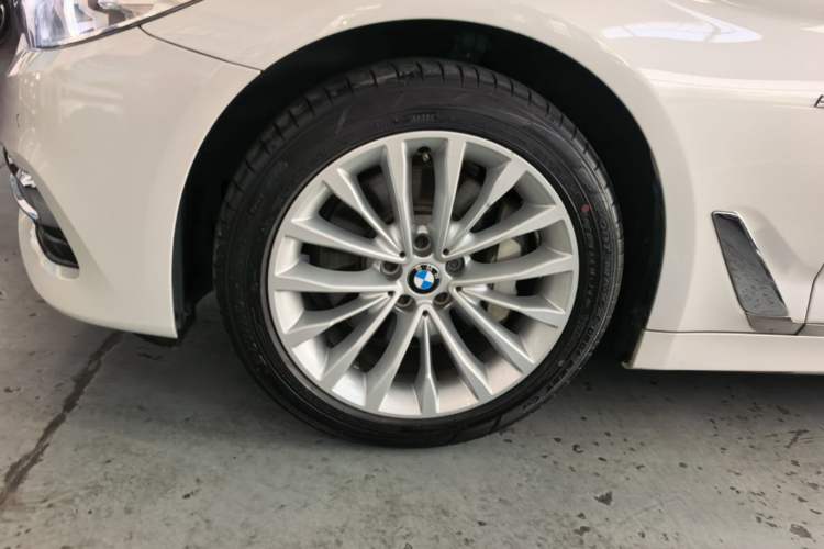 Used BMW 5 Series 2018 Revised Version 530Li Leading Edition Luxury Package Left Front Wheel Hub