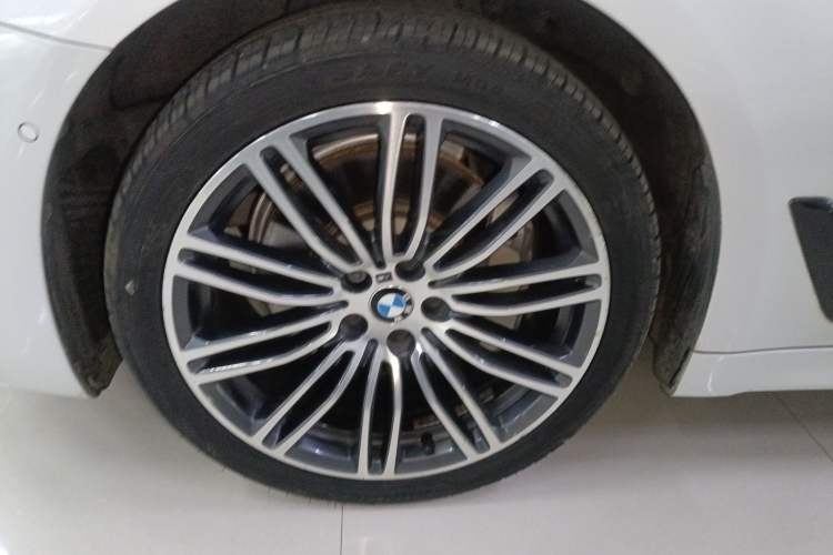 Used BMW 5 Series 2018 Restyled 530Li Leading Edition M Sport Package Left Front Wheel Hub