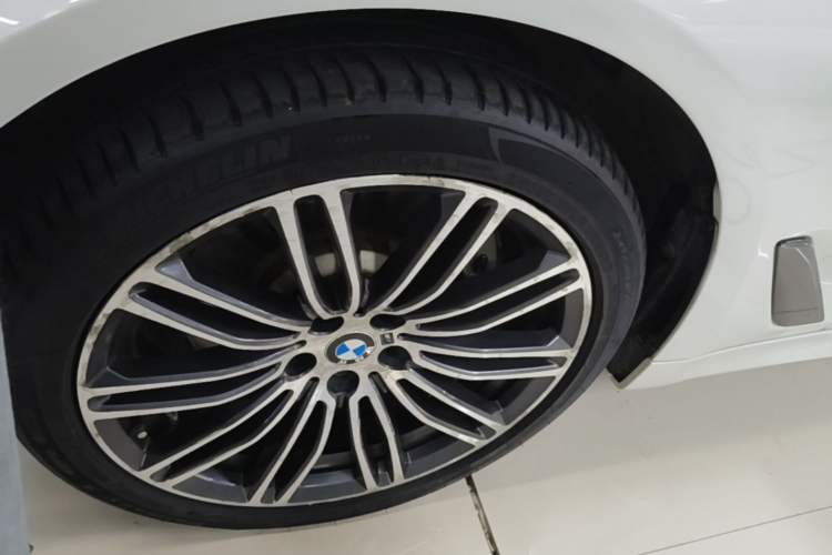 Used BMW 5 Series 2018 Restyled 530Li Leading Edition M Sport Package Left Front Wheel Hub