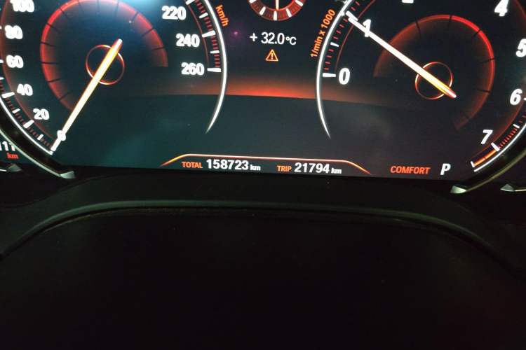 Used BMW 5 Series 2018 530Li Luxury Edition M Sport Package Odometer Close Up