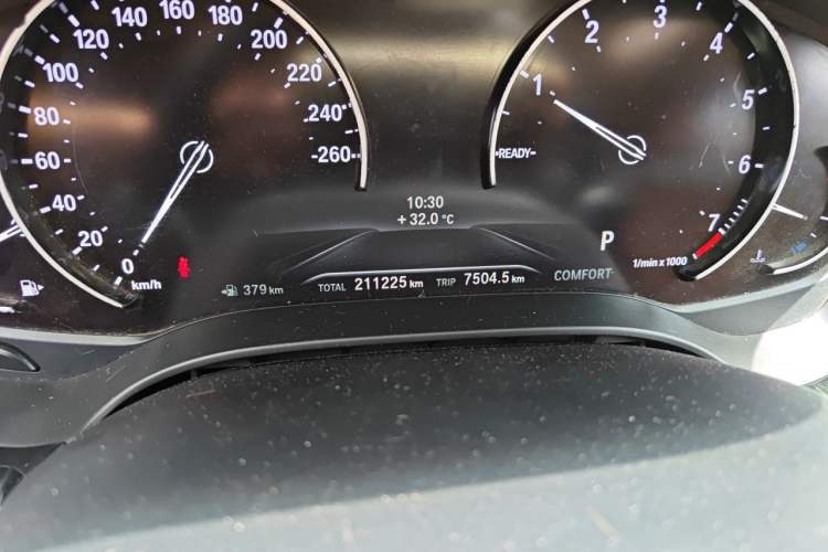Used BMW 5 Series 2018 528Li Launch Special Edition Odometer Close Up