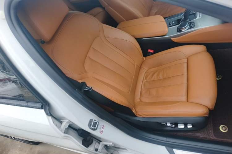 Used BMW 5 Series 2018 Restyled 530Li Luxury Edition M Sport Package Right Front Seat