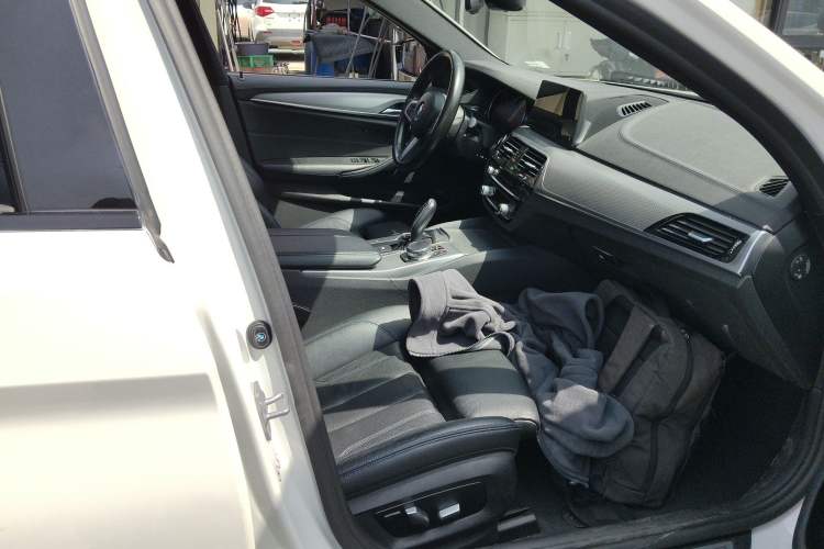 Used BMW 5 Series 2018 525i M Sport Package Right Front Seat